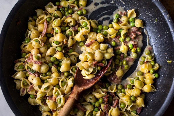 creamy pasta with bacon and peas
